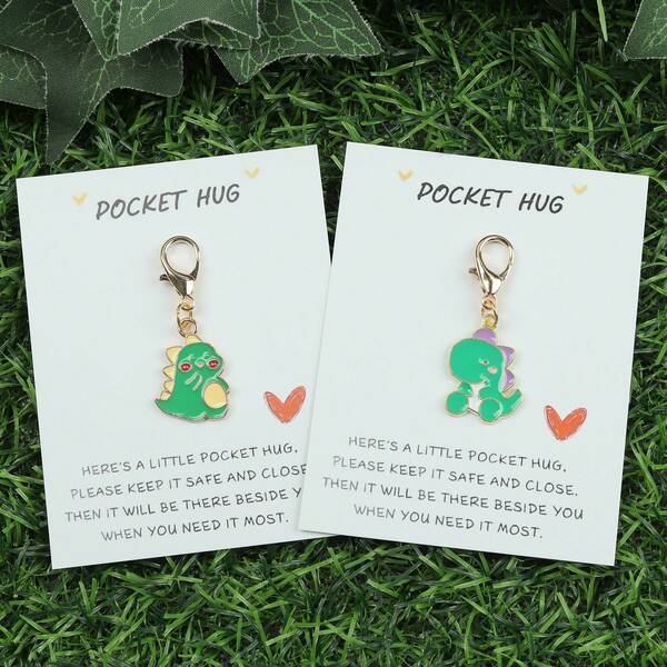 1 Stück/2 Stück süßer kleiner Dinosaurier Schlüsselanhänger, mit verschiedenen Posen von grünen Dinosaurier Stilen und goldfarbigem Schlüsselring. Der Kartentext vermittelt die Bedeutung von Kameradschaft, geeignet als Geschenk für Freunde, Familie oder Kinder, die gerne süße Accessoires mögen, auch passend als kleine Geste, um im Alltag Fürsorge auszudrücken. Taschenbaumler, Autoaccessoires, Geschenkideen für Lehrer, Schwester