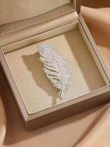 1 pieza Broche de mujer elegante y de moda con pluma de strass, alfiler de solapa de cheongsam, flor de pecho antideslizante de alta gama