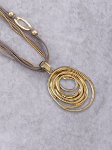 1 PC Vintage, Minimalist Bohemian-Style Alloy Pendant Necklace. It Features A Hollowed-Out Geometric Design And A 5-Layer Beaded Brown Suede Cord Chain. Suitable For Women's Daily Casual Wear, It Serves As An Exquisite Gift For Occasions Like Birthdays, Christmas, Halloween, And New Year.