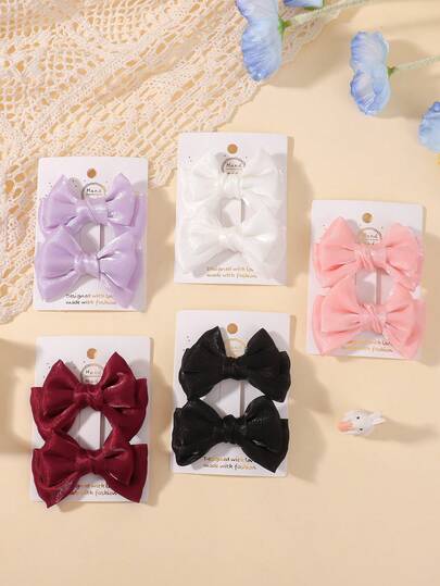 2 urocze spinki do włosów z kokardką – modny design, pasujące do różnych fryzur i na różne okazje. Minimalistyczny styl, idealny dla dziewcząt i nastolatek, idealny dodatek do szkoły, na imprezę lub na co dzień.