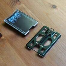 حامل شارة معدني من الألومنيوم مع سلسلة رقبة، محفظة محمولة مع مشبك وفتحات ل- 4 بطاقات للرجال، محفظة نقود صغيرة، محفظة بطاقات