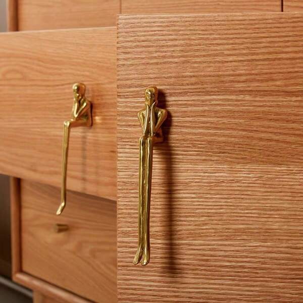 1 pieza Manija de gabinete de armario de cobre puro con hombre pequeño dorado, manija de gabinete de vino de estilo nórdico creativo de latón macizo, manija de gabinete esculpida, manija larga creativa de latón pulido, incluye herrajes de instalación, adecuada para puertas de armario, decoraciones, decoración de hogar de lujo | Perilla de gabinete exquisita | Metal pulido, herraje decorativo de gabinete