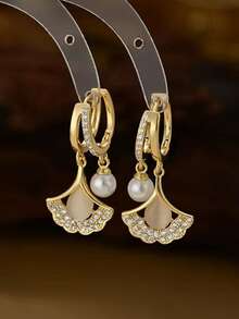 Un par de pendientes con colgante de hoja de haya simple, elegante y brillante, adornados con numerosos diamantes - una pieza de joyería lujosa, perfecta para ocasiones de regalo como el Día de San Valentín y el Día de la Madre, o como un regalo pensado para la madre.