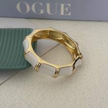 Brazalete de mujer de aleación asimétrico y abierto de acrílico de moda