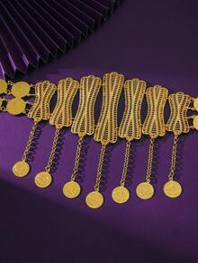 حزام من سبيكة الزنك الذهبي اللامع، يشع جوًا نبيلاً، ويعزز على الفور الشكل الإجمالي للإحساس الرائع، له تأثير بصري قوي. شكل منسوج فريد مع زخرفة معدنية على شكل عملة معدنية دائرية وسلسلة، تفاصيل غنية وحرفية رفيعة، تبرز الجودة العالية والذوق الفريد. يتناسب بإحكام مع منحنى الخصر، ويحدد بذكاء خط الخصر