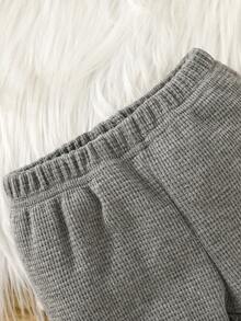 2 件套男宝宝时尚休闲春秋恐龙刺绣华夫格针织圆领长袖上衣和纯色裤子套装