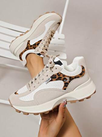 1 par de zapatos casuales con estampado de leopardo, tenis de malla beige transpirable, tenis gruesos de punta redonda con cordones de moda para exteriores