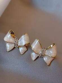 Fashionable Earrings For Women Bow Retro White Ribbon Small Gemstone Elegant Soft Pearl Shiny Delicate Jewelry Gift Hypoallergenic Classic Modern Twist Luxurious Feel Day Night Versatile Accessory Party Wedding