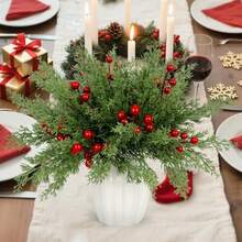 45 pièces Décorations de Noël, Verdure artificielle Ornements de Noël Branches de pin de Norfolk avec tiges de baies rouges pour couronnes de Noël DIY, centres de table d'arbres de Noël et décoration