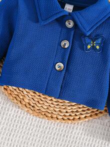 Conjunto de 2 piezas para bebé niña con chaqueta de manga larga con volantes y bordado de mariposa, y vestido minimalista con estampado de mariposa en malla - Azul - Ver 4