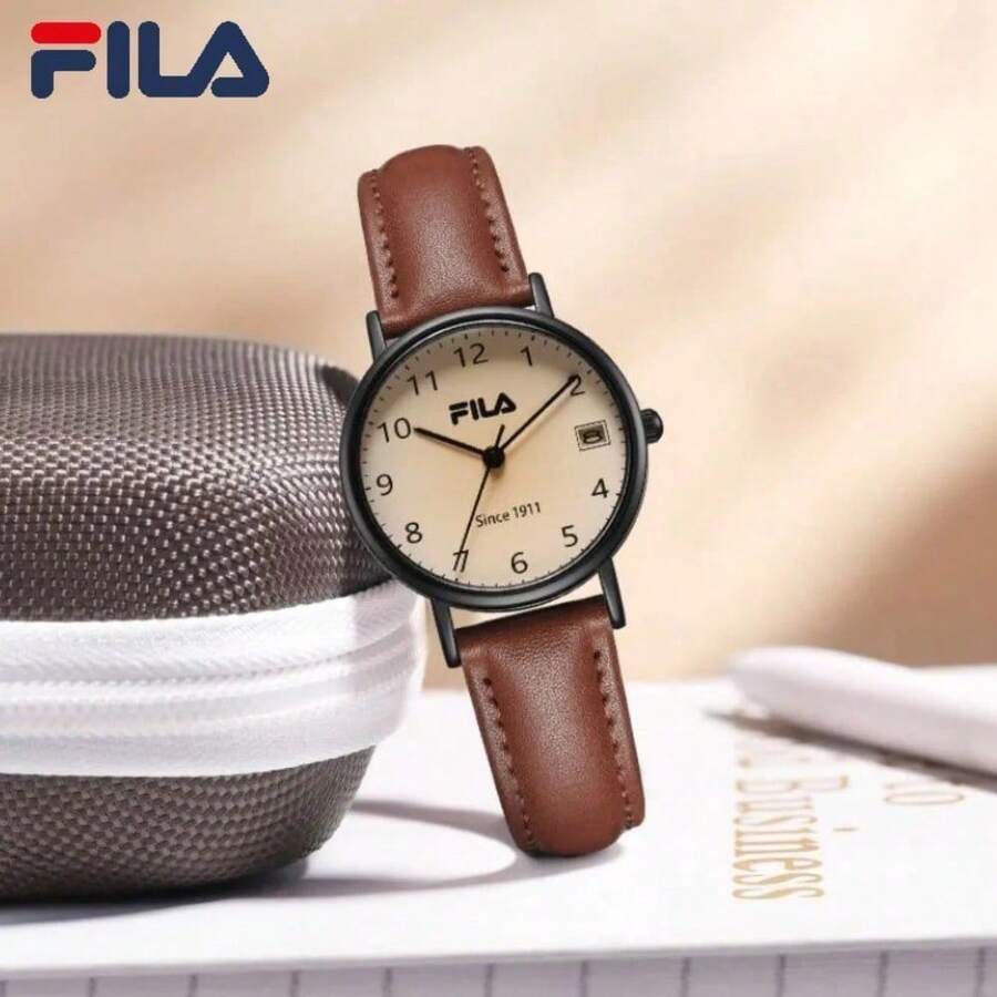 ساعة كوارتز فينتاج من FILA - قرص أنيق دائري، سوار جلدي | مقاومة للماء، تصميم يونيسكس مريح وكاجوال | هدية أنيقة للاستخدام اليومي - مقاس واحد - مشاهدة 1