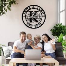 个性化家族姓氏及年份金属墙牌 - 可定制字母及成立日期雕刻 - 坚固耐用的防锈金属装饰 - 无需接线 - 优雅的家居、办公室、客厅、商业装饰 - 周年纪念、婚礼、传承礼物 - 复古花卉图案 - 终身成就表彰，金属墙饰，经典卷轴设计，无需用电，高品质雕刻，结婚礼物，永恒的爱 - 黑色 - 查看 5