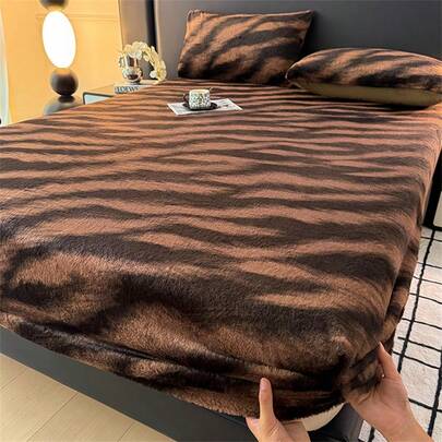 1pc Comfortable Brown Zebra Print Faux Fur Fitted Sheet, With Unique Zebra Pattern, Contrasting Color Design, Thick & Warm, Soft Faux Fur Material, Suitable For Bed, Suitable For Spring, Autumn & Winter, Machine Washable
