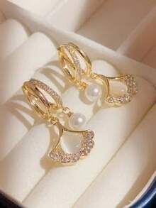 Un par de pendientes con colgante de hoja de haya simple, elegante y brillante, adornados con numerosos diamantes - una pieza de joyería lujosa, perfecta para ocasiones de regalo como el Día de San Valentín y el Día de la Madre, o como un regalo pensado para la madre.