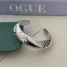 Brazalete de mujer de aleación asimétrico y abierto de acrílico de moda