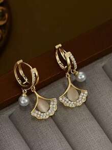 Un par de pendientes con colgante de hoja de haya simple, elegante y brillante, adornados con numerosos diamantes - una pieza de joyería lujosa, perfecta para ocasiones de regalo como el Día de San Valentín y el Día de la Madre, o como un regalo pensado para la madre.