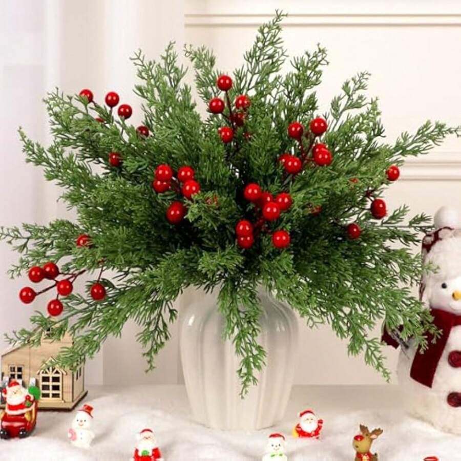 45 pièces Décorations de Noël, Verdure artificielle Ornements de Noël Branches de pin de Norfolk avec tiges de baies rouges pour couronnes de Noël DIY, centres de table d'arbres de Noël et décoration