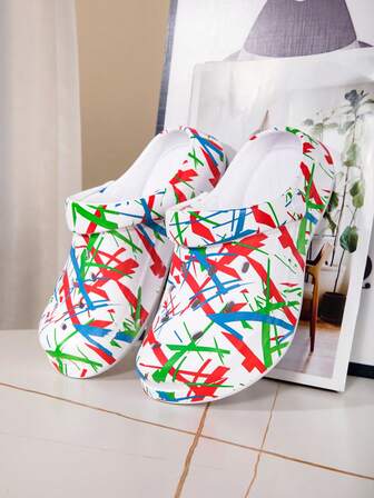 Nuevos zapatos de jardín para mujer, zapatos planos ajustables y sueltos, pantuflas esponjosas para dormitorio/viaje/playa, pantuflas de punta cerrada (color de cordones impresos asignado al azar)