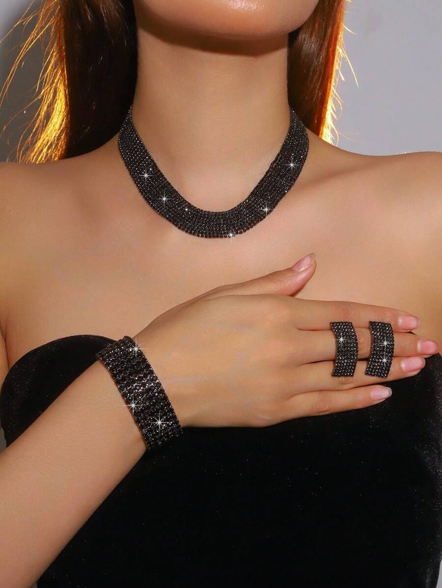 （1 条项链 + 1 对耳环 + 1 条手链）时尚水钻首饰/配饰套装，包括一条钻石项链、一副耳环和一条手链 - 适合女性日常佩戴、婚礼、派对、万圣节和其他场合。 - 黑色 - 查看 1