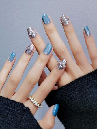 提升你的魅力 28 件裸色短方形按压指甲，手工制作的追光蓝色猫眼配闪亮链条日式假指甲套装，适合女孩和女士在节日、派对、办公室和日常生活中佩戴，含美甲工具 1 片果冻胶 1 条摩擦条美甲用品指甲