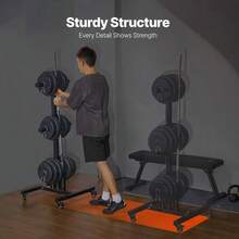 Estantería vertical de almacenamiento con ruedas - Capacidad de 454 kg, soporte para barra de gimnasio en casa, diseño compacto de 600x600x1350 mm, acabado negro elegante