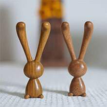 1 Stück Holzkaninchen Statue mit Massagestab - tragbarer Kopf- und Gesichtsmassagekamm, multifunktionale Innen-/Außen-Kreativdekoration, perfektes Weihnachtsgeschenk, Partyfavors, Halloween Atmosphäre Requisiten.