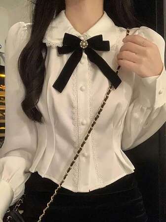 女士白色蝴蝶结衬衫，甜美学院风蕾丝拼接上衣，圆领短款衬衫，适合办公室和休闲场合，春夏款
