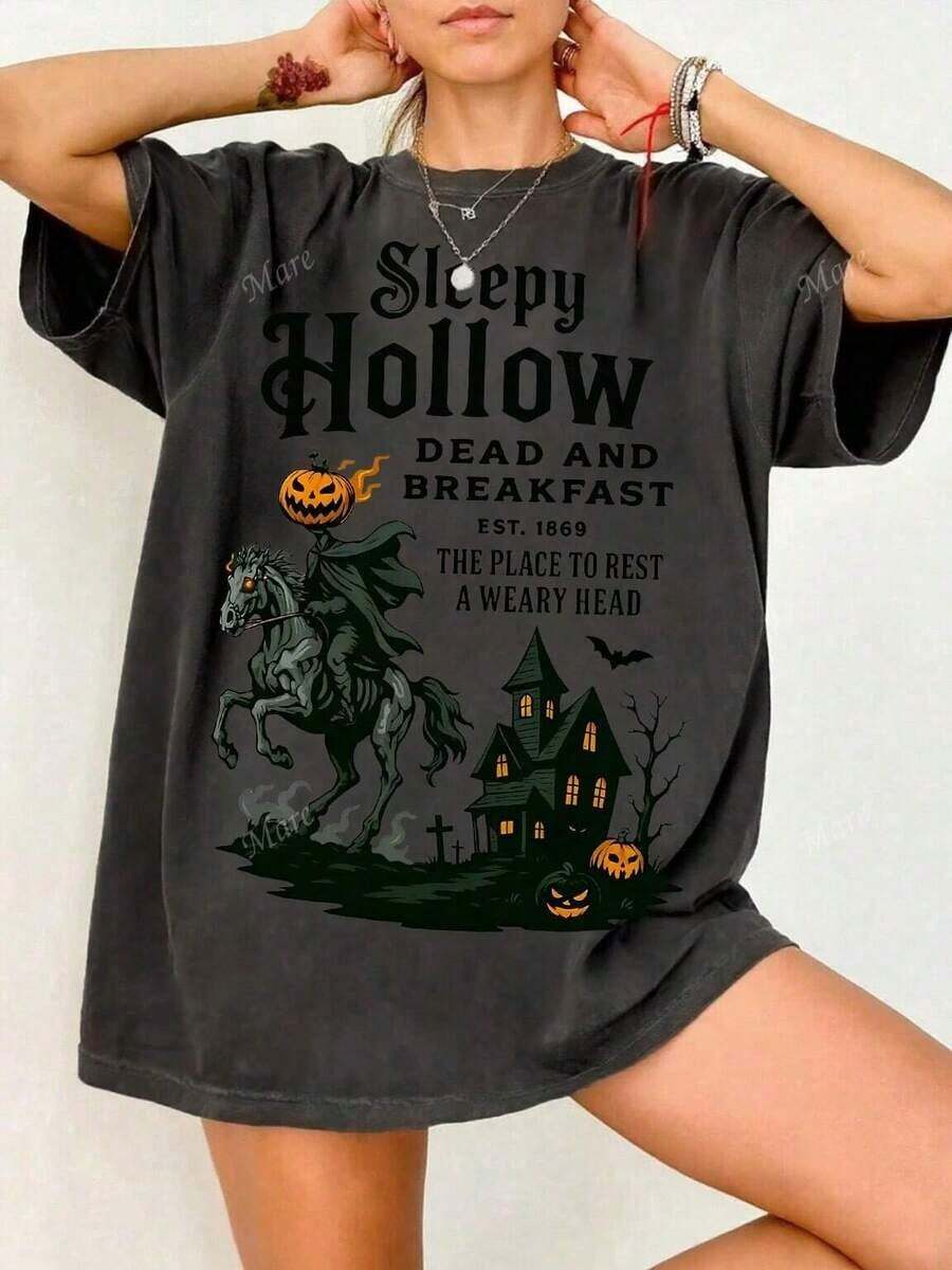 Sleepy Hollow Dead And Breakfast Est. 1869 The Place To Rest A Weary Head Halloween Clothes, Nightmare Before Christmas, Halloween, Halloween Costumes For Women, Oversized Loose Fit Round Neck Short Sleeve T-Shirt  Printed T-Shirt Retro Pattern Fashion Style Limited Edition Hot Recommendation - 深灰色 - 查看 1