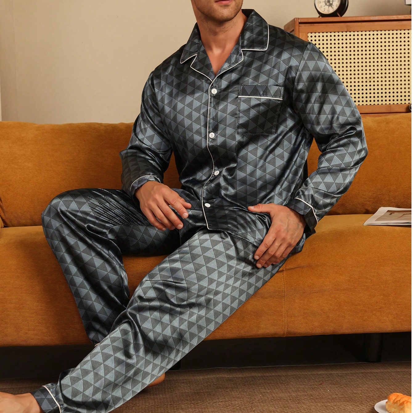 Piezas Conjunto de pijama de hombre de satén con camisa de manga larga y pantalones con estampado geométrico a cuadros, ropa de estar en casa para i