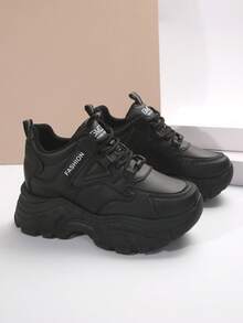 新款百搭休闲女鞋，时尚系带黑色女士厚底坡跟运动鞋 - 黑與白 - 查看 3