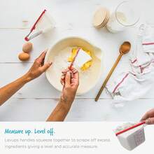 Dreamfarm Levups - Juego de tazas medidoras autonivelantes para cocina y horno, 4 unidades, color rojo - rojo - Ver 5