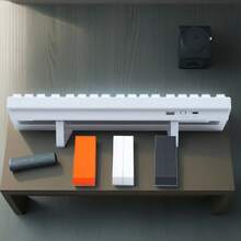 一对键盘增高支架，用于抬高键盘，调整键盘角度，使打字更舒适。通用型20°可调倾斜支架，适用于音乐设备，兼容Roland、Arturia、Korg、Novation、Teen Engineering EP-133 KO II等品牌。防滑设计，增强稳定性。