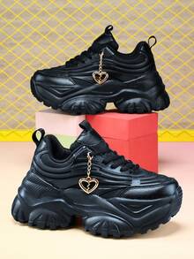 Tênis Casuais de Moda Feminina com Salto de 7cm e Decoração de Pingente de Coração de Metal 3D, Sola Grossa de EVA para Uso Externo, Absorção de Impacto, Antiderrapante, Sapatos Casuais Pretos de Bico Redondo com Cadarço, Malha Respirável, Adequado para Estudantes Universitários, Adolescentes, Uso Diário, Encontros, Exercícios, Escritório