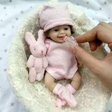 Muñeca Reborn de silicona sonriente de 6 pulgadas, con cabello implantado a mano, Body de silicona suave y lavable, adecuada como regalo familiar, regalo de cumpleaños para niños, regalo de Halloween/Navidad - Rosa Pálido - Ver 6