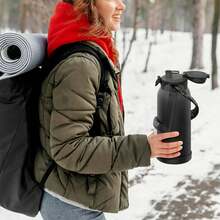 Termo para Agua de 2 Litros de Acero Inoxidable Ultra Resistente, con Manija, Popote y Correa Ajustable, Hermético con  de Bloqueo, Agua Fría Hasta 24 Horas y Caliente Hasta 20 Horas - 1 - Ver 8