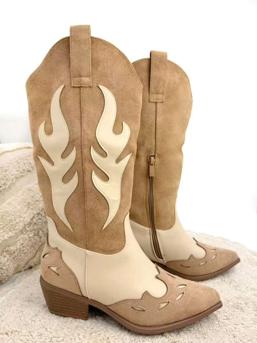 Bottes élégantes pour femme, style cowboy, bicolores, ornées de flammes décoratives,  lisse, bout pointu allongé, fermeture éclair latérale, talon de 3,5 cm pour une stabilité optimale. Un style affirmé et authentique, parfait pour ajouter une touche western à une tenue urbaine. - Beige - Voir 1