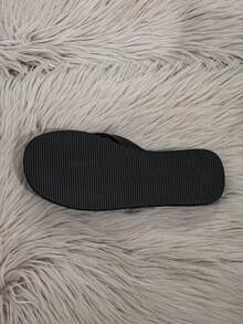 新款复古美式凉鞋，黑色鞋面搭配优雅金属细节。是海滩度假或约会时搭配连衣裙的完美之选。街头潮流风格，青春靓丽，舒适轻便，透气性极佳。是夏季休闲鞋、步行鞋或平底凉鞋的理想之选。 - 黑色 - 查看 6