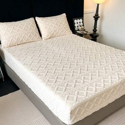 3pcs Autumn/Winter New Velvet Bedding Set, Soft & Comfortable, Warm & Breathable, Instantly Warm, Dust-Proof Protective Cover, Non-Slip Fitted Sheet Set, Suitable For Bedroom, Guest Room, Hotel. 1 Fitted Sheet + 2 Pillowcases, Pillow Insert Not Included. Suitable As A Housewarming Gift For Parents, Family And Friends, Or As A Home Textile Gift.