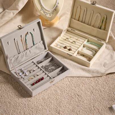 1个优雅三层首饰收纳盒，带抽屉 - 长方形布艺耳环架，防尘展示盒，完美的家居装饰品。男女皆宜。天鹅绒抽屉美观且品质上乘。精致的水晶拉手方便取用三个隔层中的首饰，整齐收纳耳环、项链和戒指。