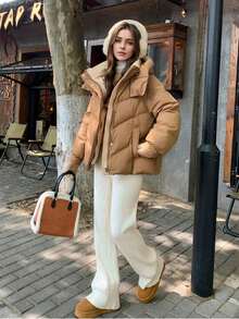 女士连帽插肩袖羽绒服，拉链和纽扣闭合，保暖聚酯纤维填充，常规长度 - 卡其色 - 查看 2