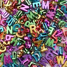100 piezas de abalorios espaciadores de acrílico con letras del abecedario inglesas de 13*5mm en colores variados para hacer joyas DIY, como pulseras, pendientes, collares, cadenas de suéter, brazaletes, llaveros, adornos de teléfono móvil, un regalo ideal para fiestas y joyería