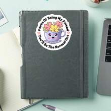 1 Stück Aufkleber "Vorteile davon, mein Freund zu sein: Du wirst die Normale sein", sarkastischer, witziger Aufkleber für Laptop, Wasserflasche & Bürodekoration, einzigartiges Freundschaftsgeschenk für sie, süße ästhetische Dekoration, langanhaltend & wasserfest