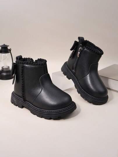 1 par de botas negras para niñas, de material de PU suave de unicolor, de caña baja, con diseño de cremallera y bola de pelo en el lateral, punta redonda, suela gruesa, antideslizante, cómodas, botas de vestir de moda casual y lindas, adecuadas para niñas de 3 a 15 años, para uso diario en interiores/exteriores, nueva llegada de otoño/invierno 2025