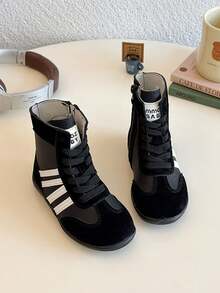 1 đôi bốt cổ ngắn cho bé gái, trang trí sọc đen, làm từ da PU, ấm áp và thoải mái, dễ đi, mũi tròn, thiết kế buộc dây, kiểu đế bằng, kiểu dáng thể thao thời trang, thích hợp cho mặc hàng ngày mùa thu/đông, du lịch Giáng sinh và các dịp khác. - màu đen - Xem 5