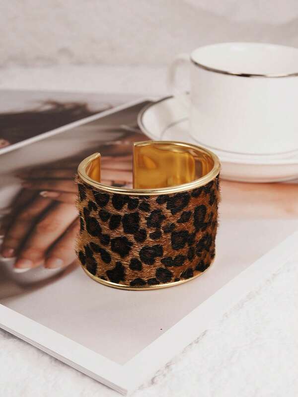 Pulseira feminina de luxo com fecho aberto