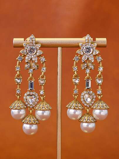 1 对复古宫廷风格水钻花朵耳环，适合女士佩戴，饰有水钻心形和流苏，优雅奢华，适合日常佩戴和正式场合