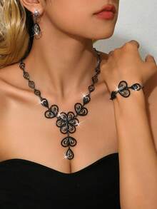 3pcs/Set Hollow Flower Rhinestone Jewelry Set For Women, Including Necklaces, Earrings, And Bracelets, Suitable For Daily Wear, Engagement, Wedding, Party, And Banquet Occasions. It Is A Great Choice For Holiday Gifts.