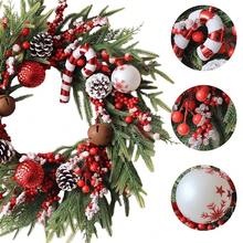 1件，圣诞花环装饰 - 绿色松树搭配红色浆果，白色和红色装饰球，松果，铃铛和拐杖糖。适用于门、墙、壁炉架装饰，以及家居装饰。