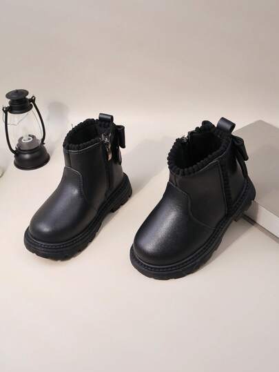 1 par de botas negras para niñas, de material de PU suave de unicolor, de caña baja, con diseño de cremallera y bola de pelo en el lateral, punta redonda, suela gruesa, antideslizante, cómodas, botas de vestir de moda casual y lindas, adecuadas para niñas de 3 a 15 años, para uso diario en interiores/exteriores, nueva llegada de otoño/invierno 2025