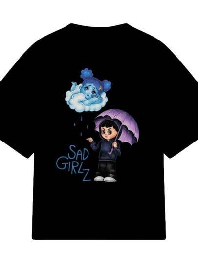 Playera color negro para mujer con diseño estampado moderno, urbano y alternativo que presenta ilustración artística de estilo caricaturesco con nube azul de expresión melancólica y niña de cabello oscuro sosteniendo paraguas morado acompañadas del texto Sad Girlz en tipografía llamativa, ideal para chicas que buscan un look juvenil, casual, original y lleno de personalidad con un aire contemporáneo perfecto para outfits urbanos con inspiración estética alternativa